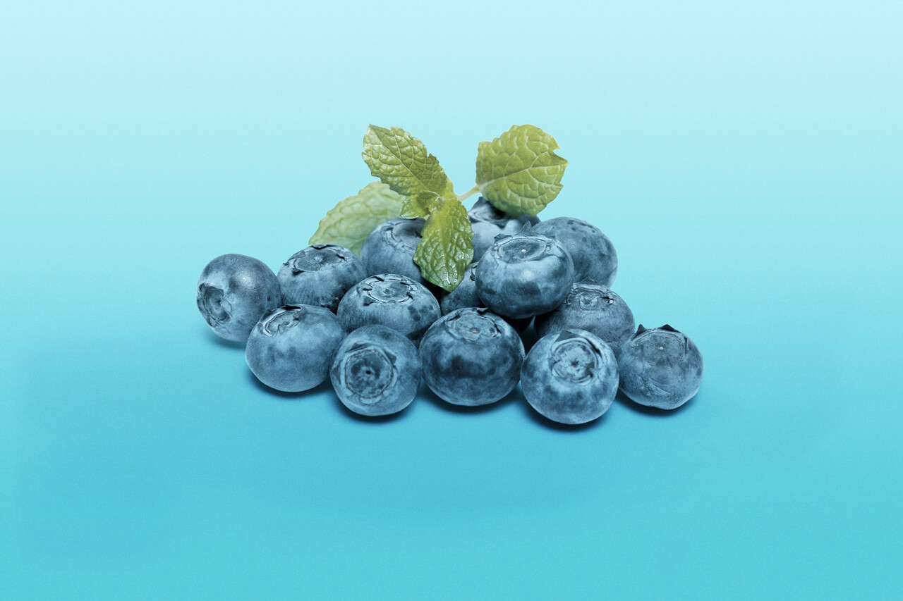 Blaubeeren auf blauem Hintergrund