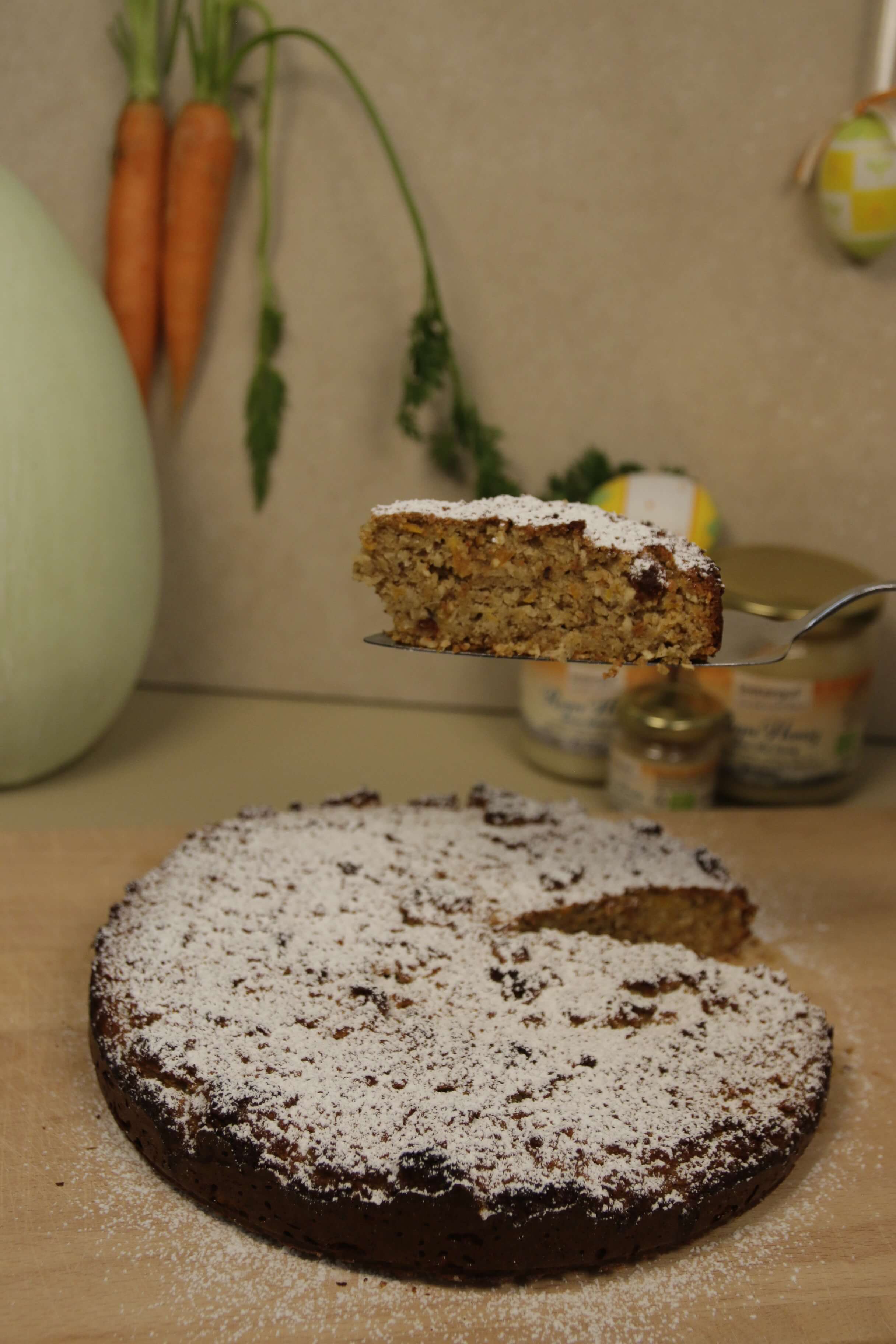 Glutenfreier Rüblikuchen mit Puderzucker