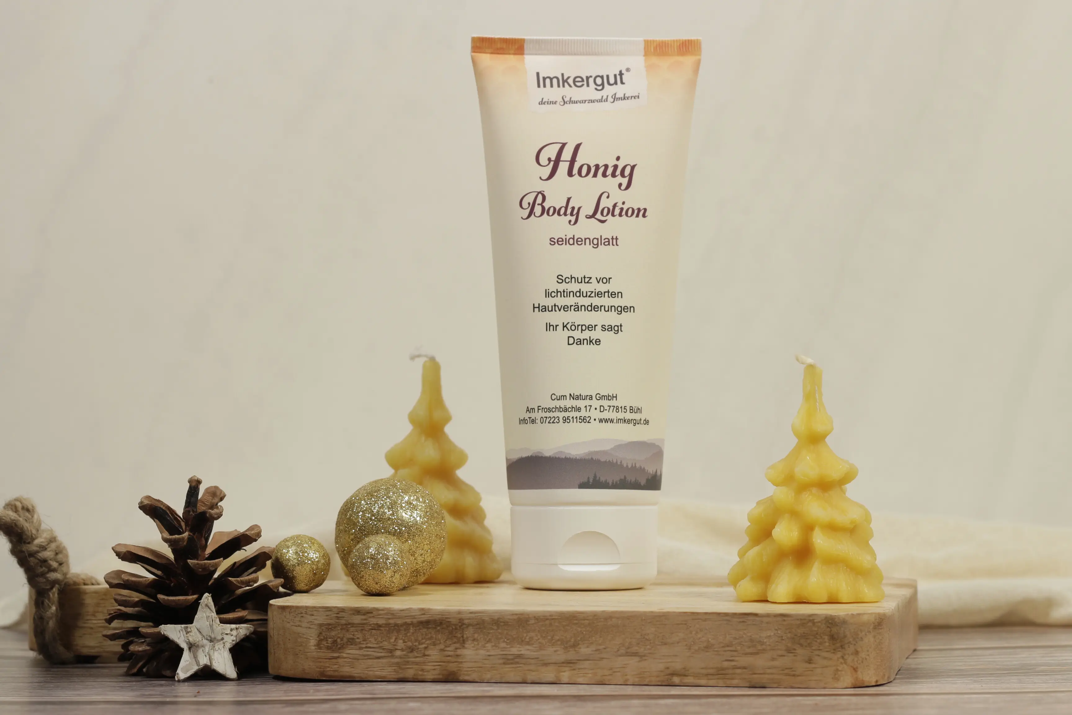 Bodylotion mit weihnachtlicher Dekoration