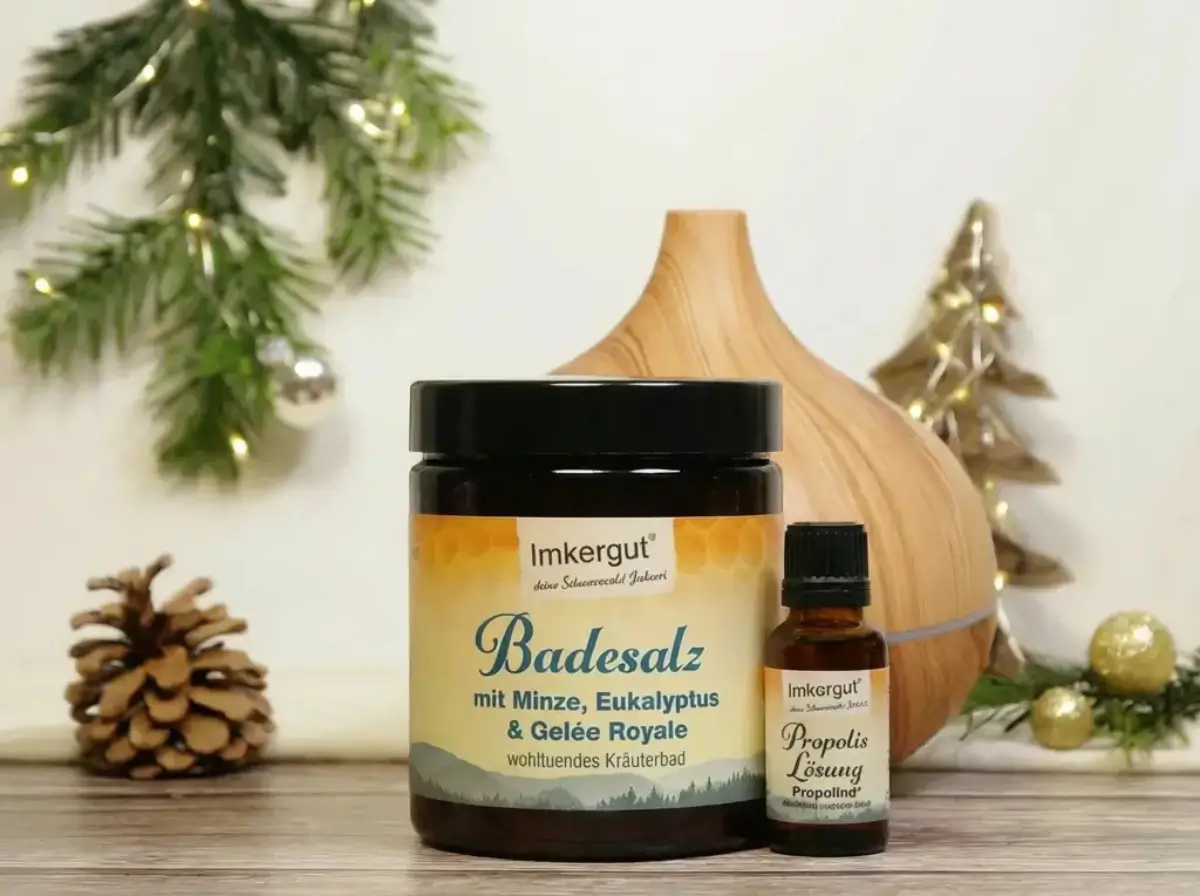 Arrangement von Aroma Diffuser, Badesalz mit Gelée Royale und Propolis-Lösung
