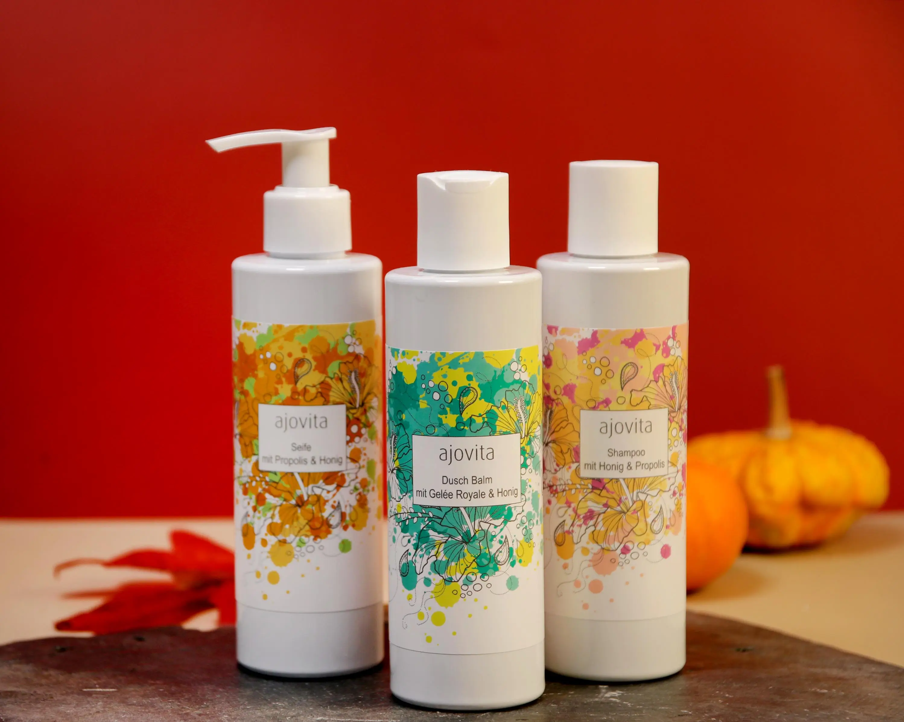 Set aus Seife, Duschgel und Shampoo vor herbstlichem Hintergrund