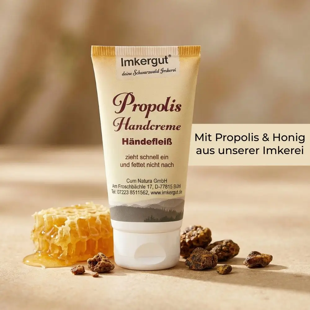 Propolis Handcreme mit natürlichen Inhaltsstoffen wie Honig und Propolis, dargestellt mit Honigwabe und Propolisstücken auf hellem Hintergrund