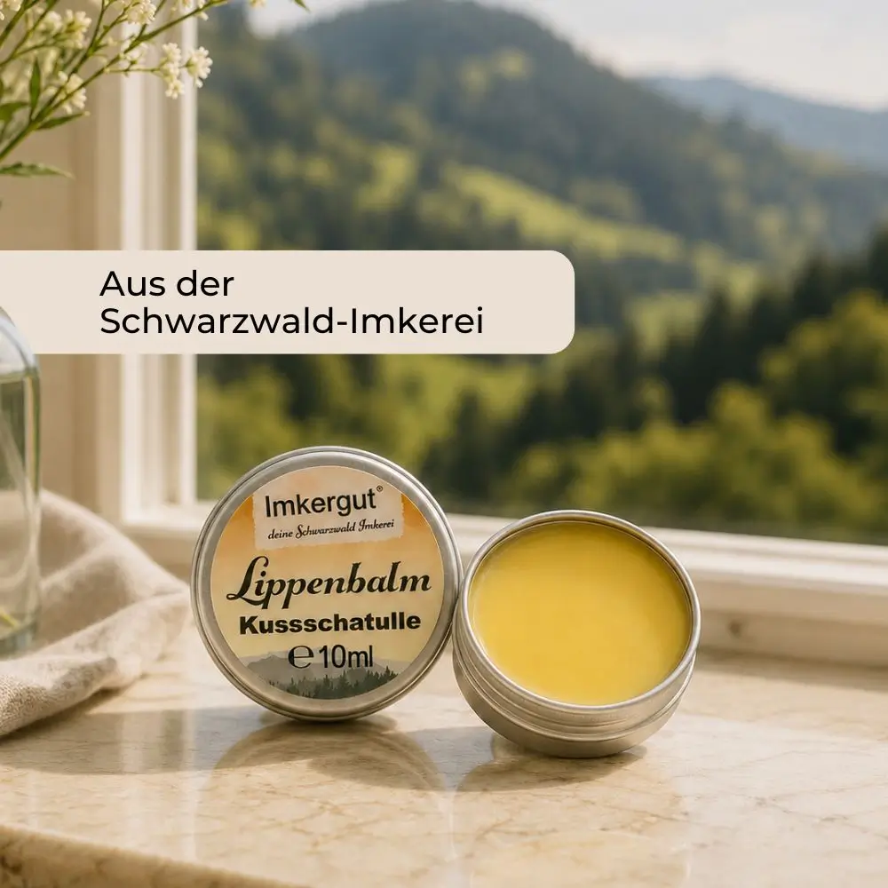 Imkergut Lippenbalsam Kussschatulle vor einem Fenster mit Blick auf den Schwarzwald und natürlicher Dekoration.
