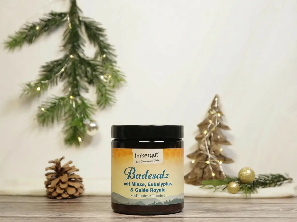 Eine Dose Badesalz inmitten winterlicher Deko