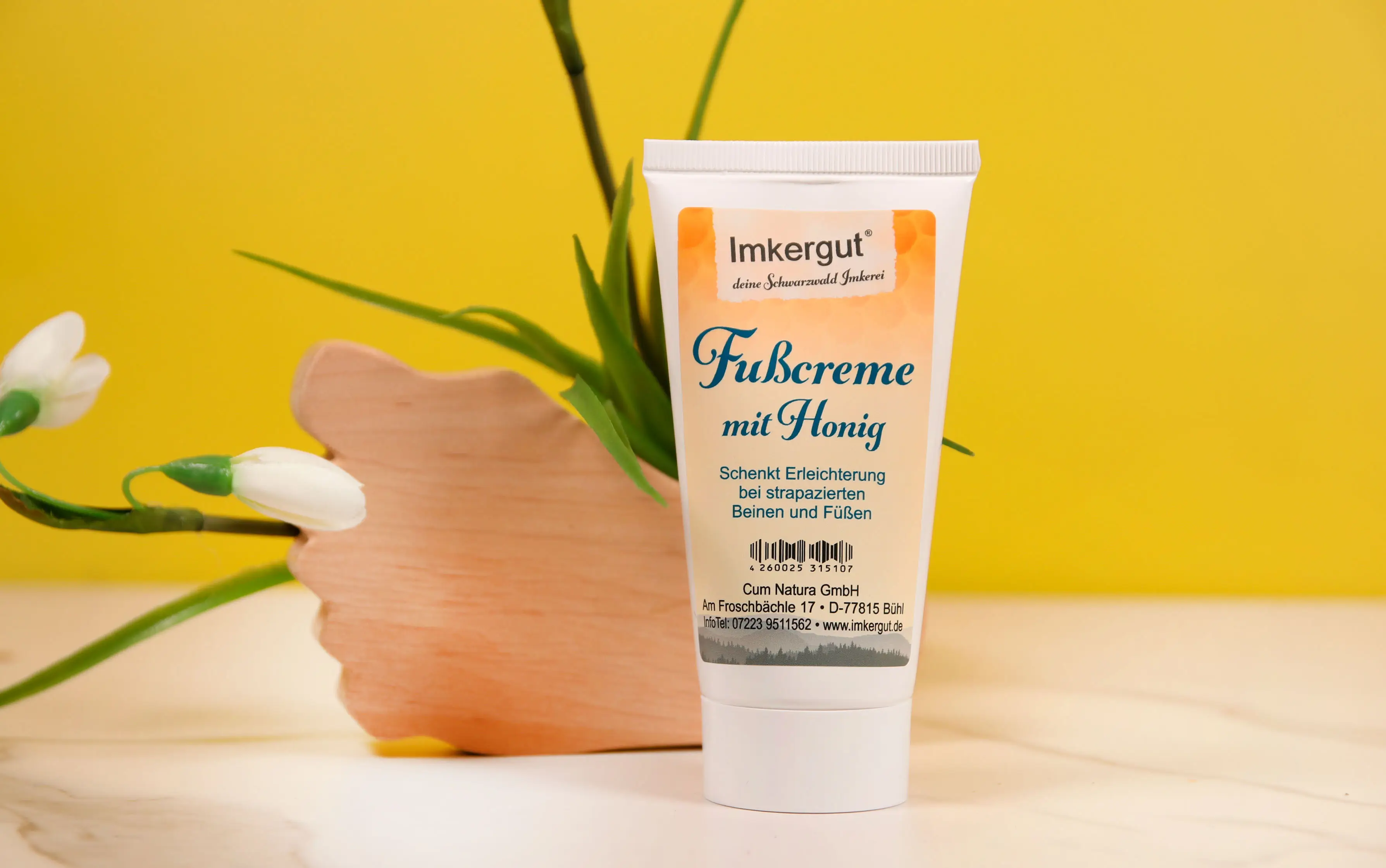 Fußcreme mit Honig mit gelben Hintergrund