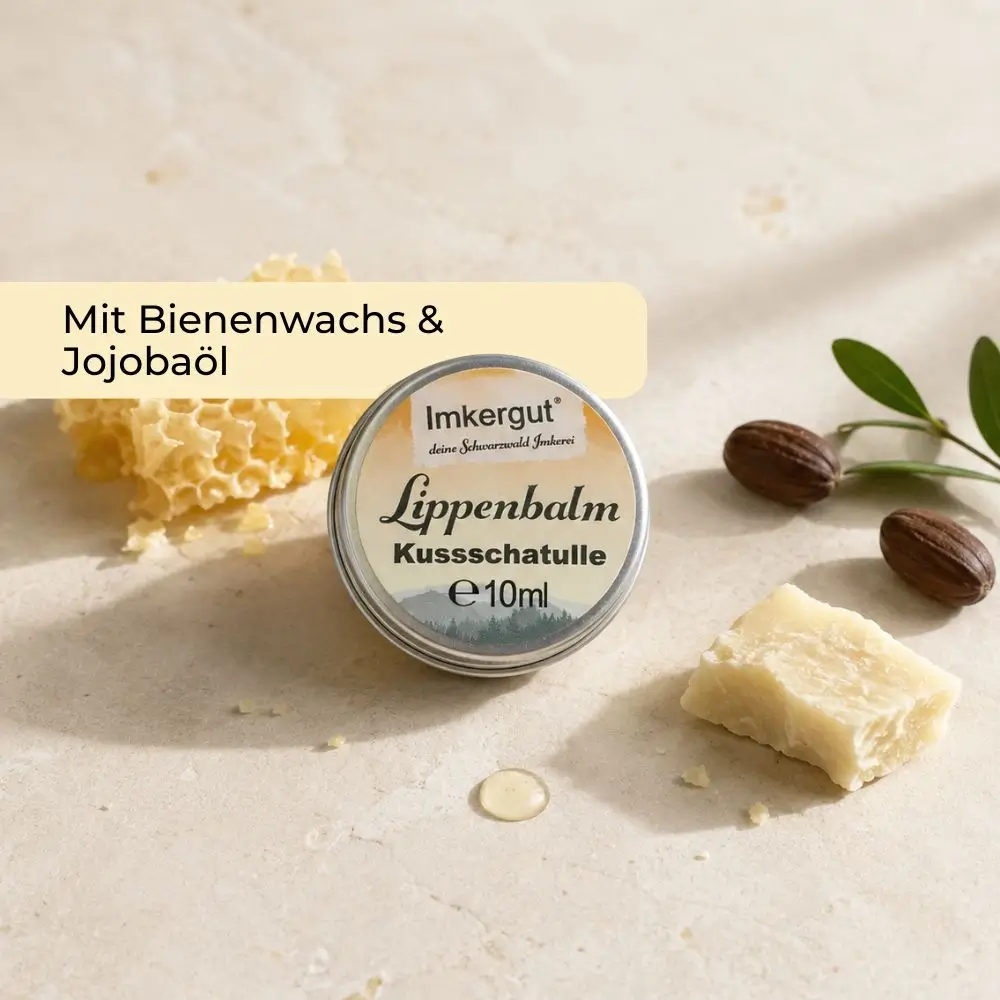 Imkergut Lippenbalsam Kussschatulle mit Bienenwachs, Jojobaöl, Kakaobutter und pflegenden Inhaltsstoffen auf hellem Untergrund.