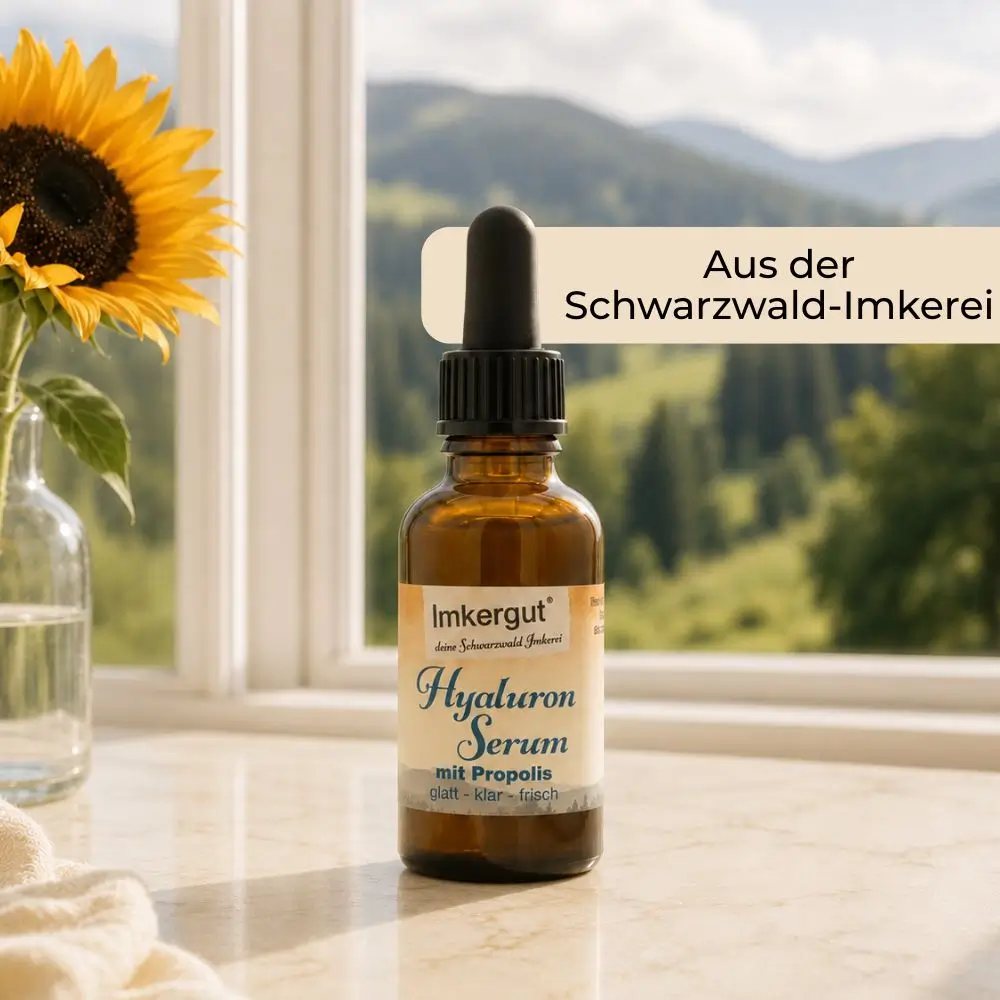 Imkergut Hyaluron Serum mit Propolis vor Schwarzwald-Landschaft und Sonnenblume am Fenster