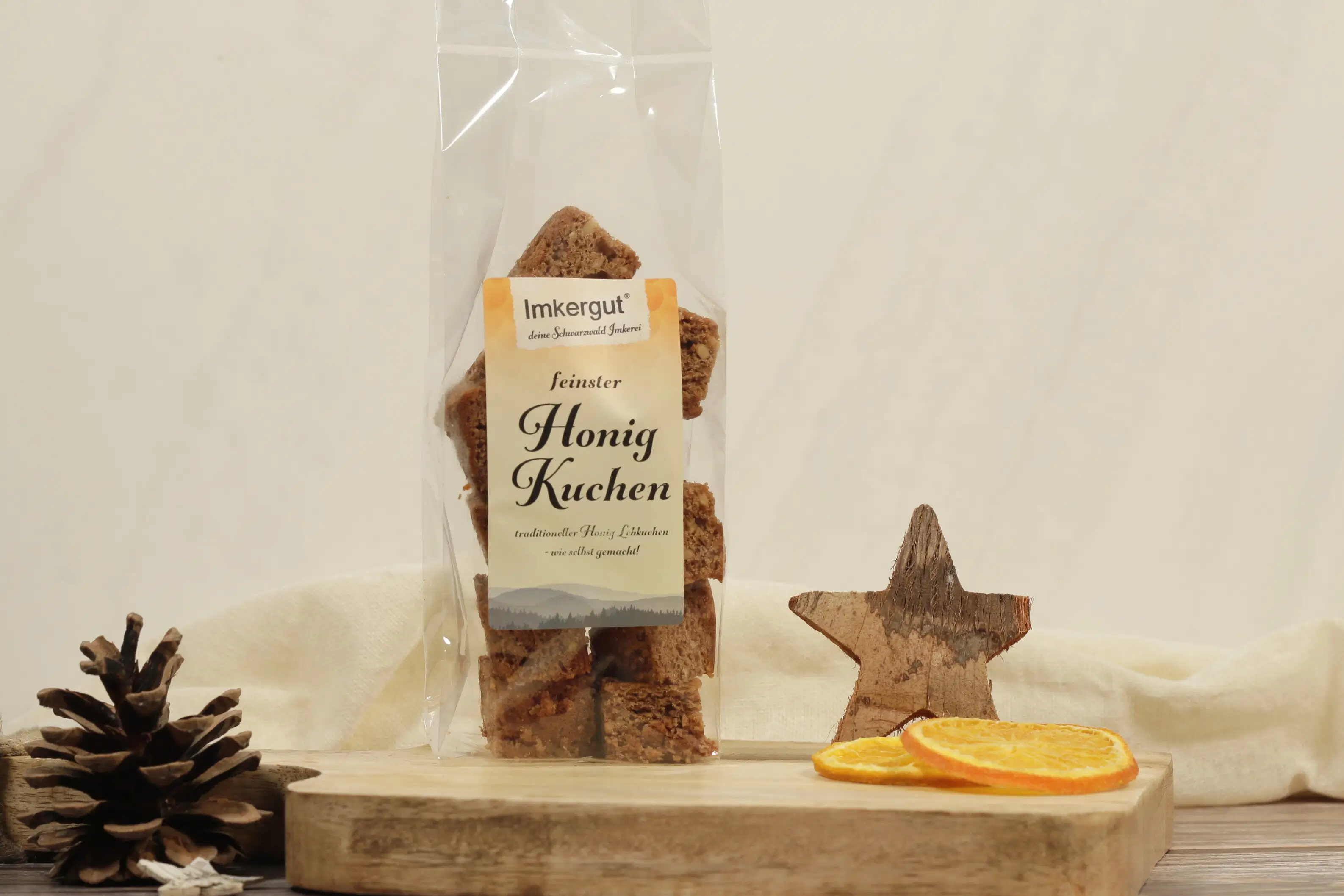 Ein Päckchen Honigkuchen auf einem Holzbrett