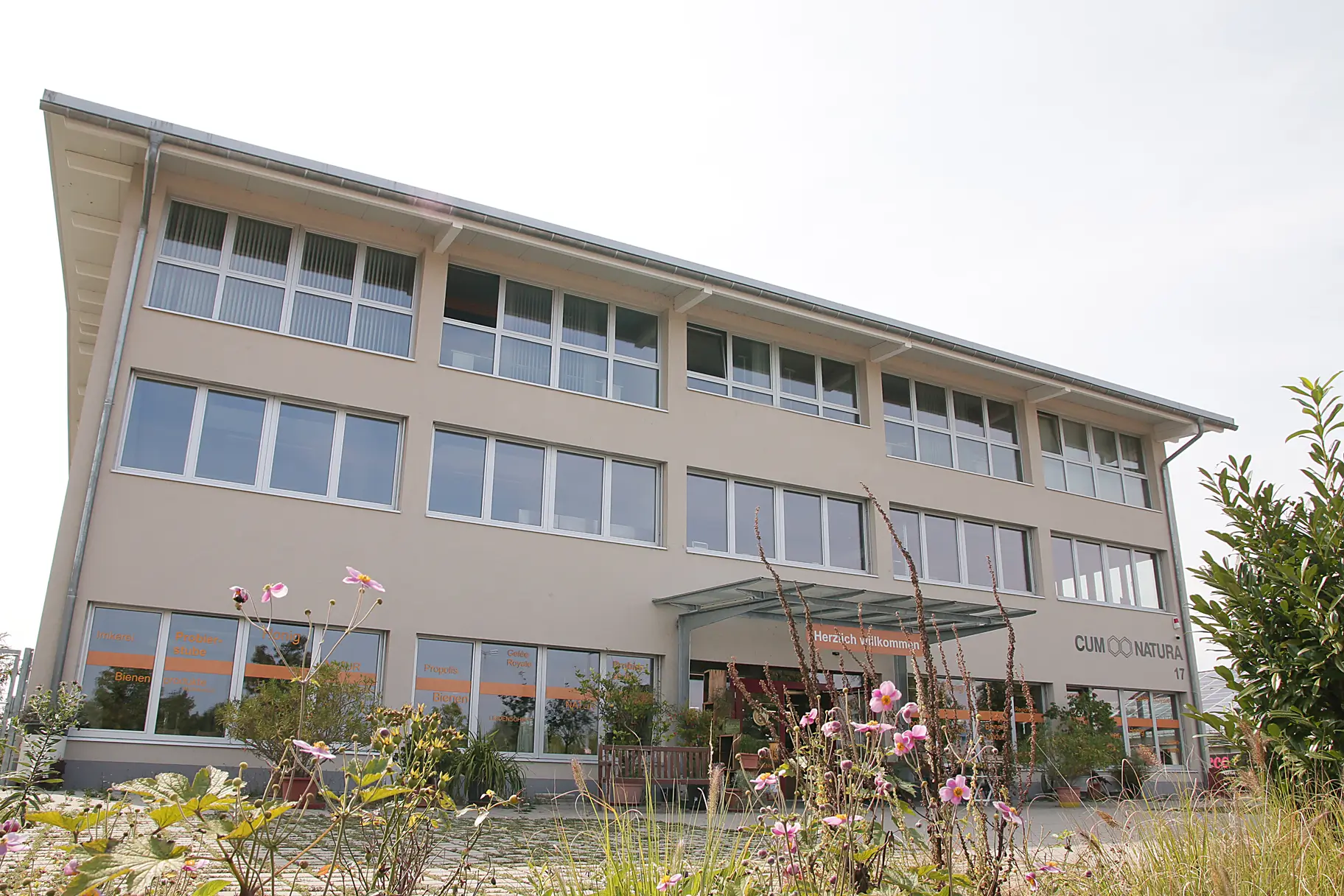 Außenansicht des Firmensitzes von Cum Natura