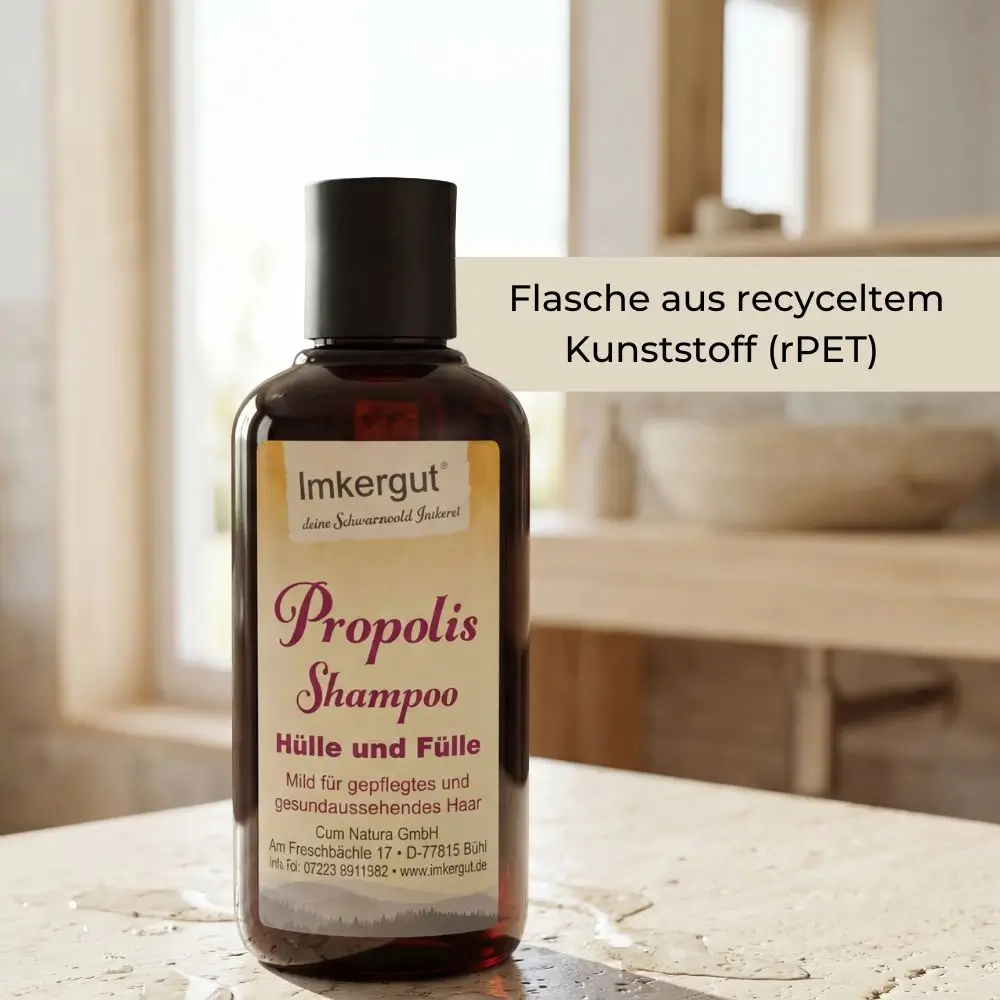 Eine Flasche Propolis Shampoo steht im Badezimmer, im Bild steht der Text „Flasche aus recyceltem Kunststoff (rPET)“