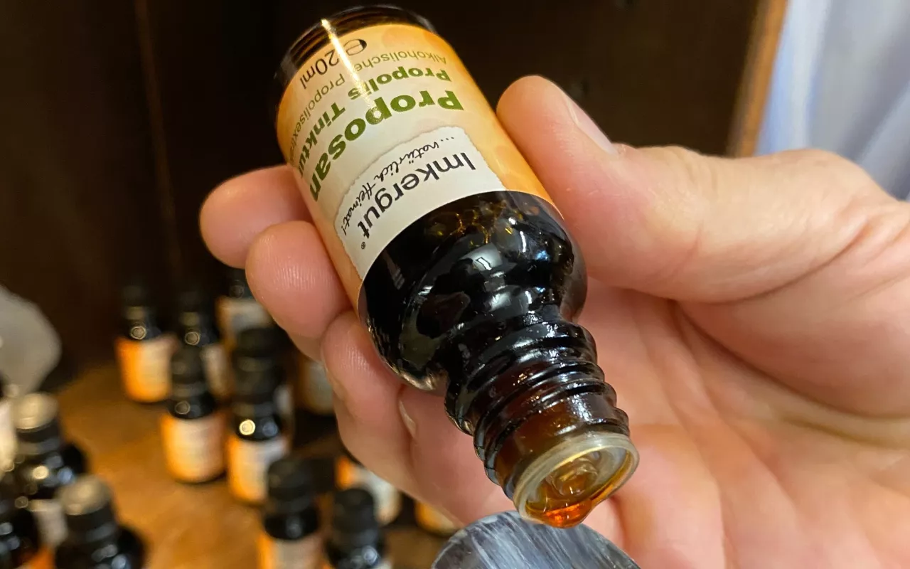 Nahaufnahme von einer Flasche Propolis-Tropfen