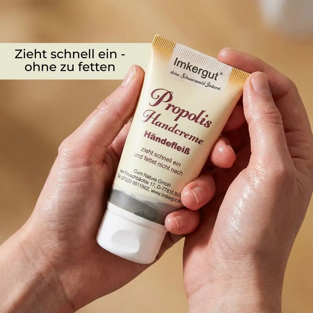 Propolis Handcreme wird in den Haenden gehalten, Symbol fuer schnelles Einziehen ohne fettige Rueckstaende im Alltag