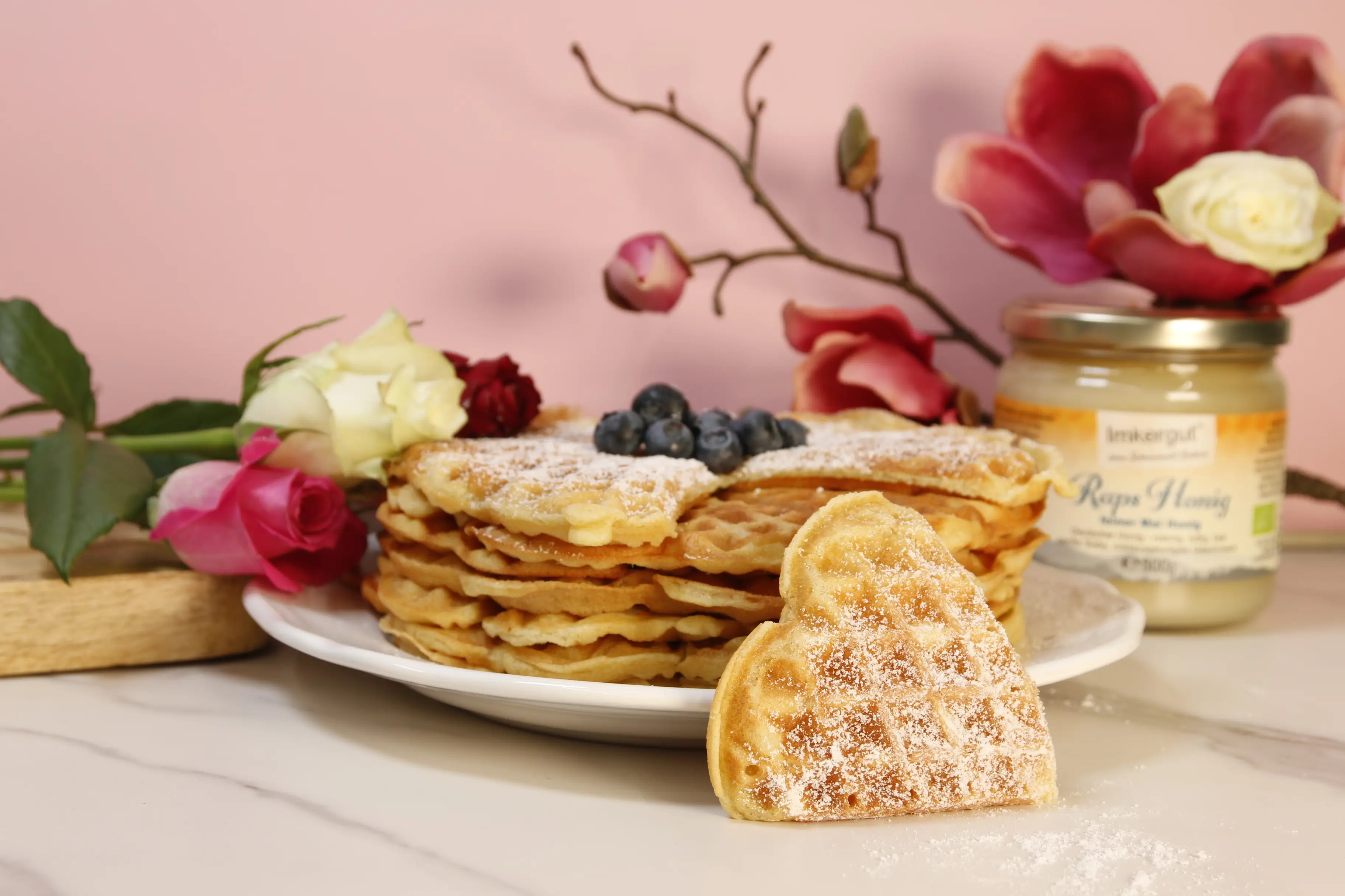 Honigwaffeln mit Heidelbeeren und Puderzucker garniert