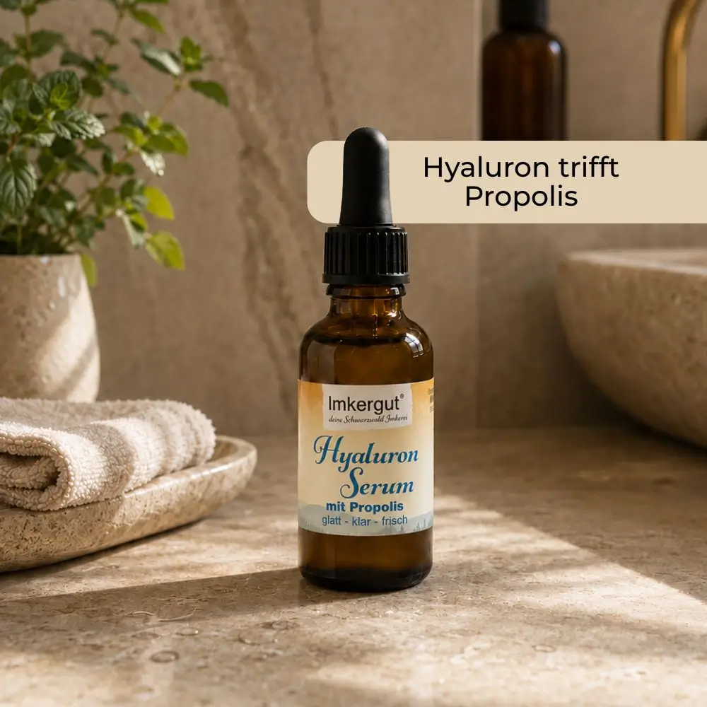 Imkergut Hyaluron Serum mit Propolis auf Naturstein im Badezimmer mit warmem Licht