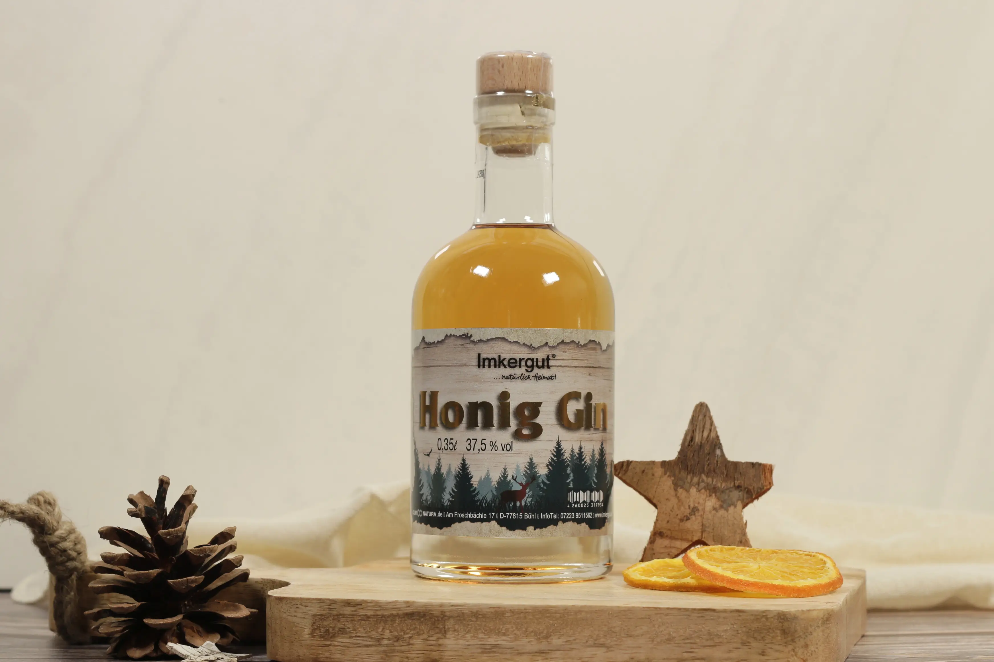 Eine Flasche Honig-Gin auf einem Holzbrett