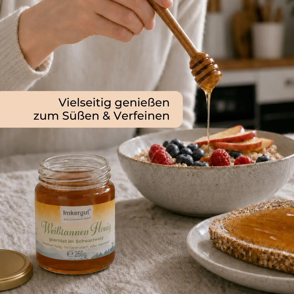 Frühstückstisch mit Müsli und Honigbrot sowie einem geöffneten Glas Weißtannenhonig. Im Textfeld steht:  Vielseitig genießen - zum Süßen und Verfeinern