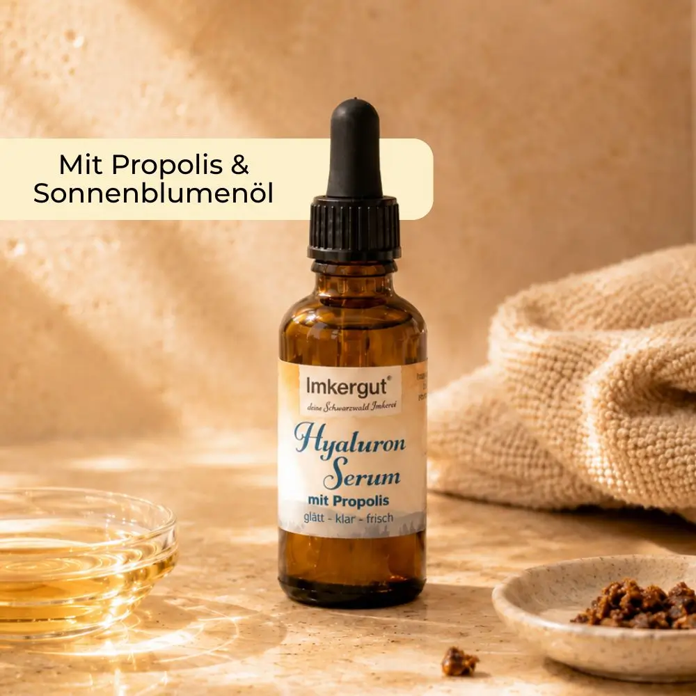 Imkergut Hyaluron Serum mit Propolis neben Sonnenblumenöl und Propolis in warmer Badezimmer-Szene