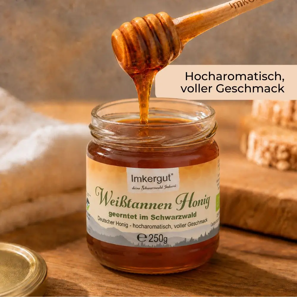 Ein Honiglöffel wird über ein Glas Weißtannenhonig gehalten