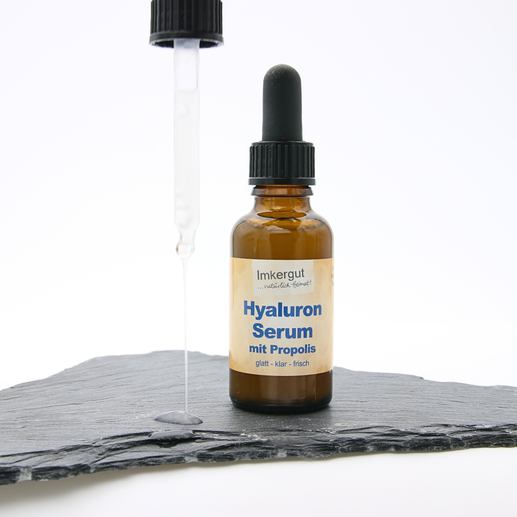 Propolis Hyaluron Serum fließt aus Pipette