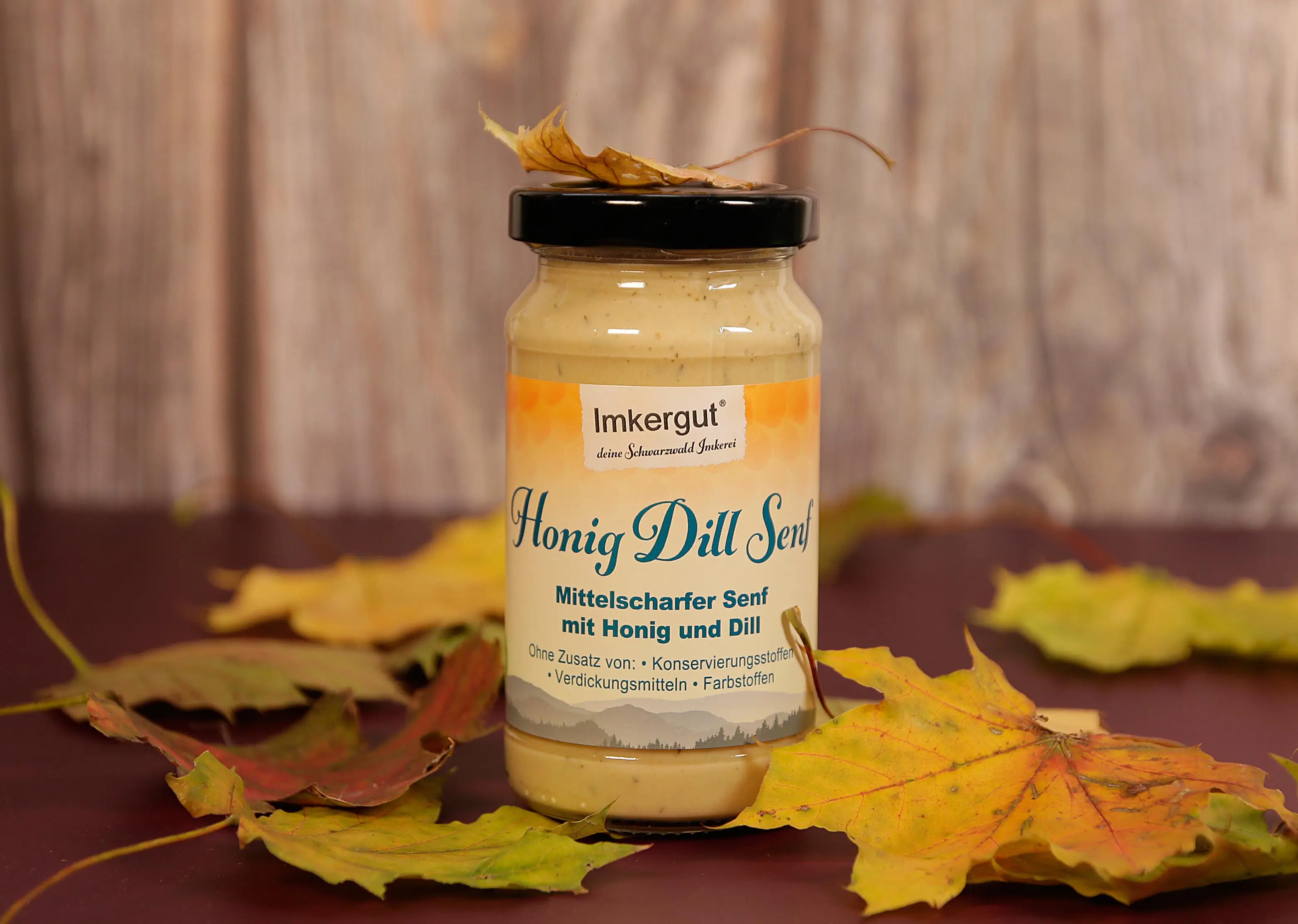 Honig-Dill-Senf inmitten bunter Herbstblätter