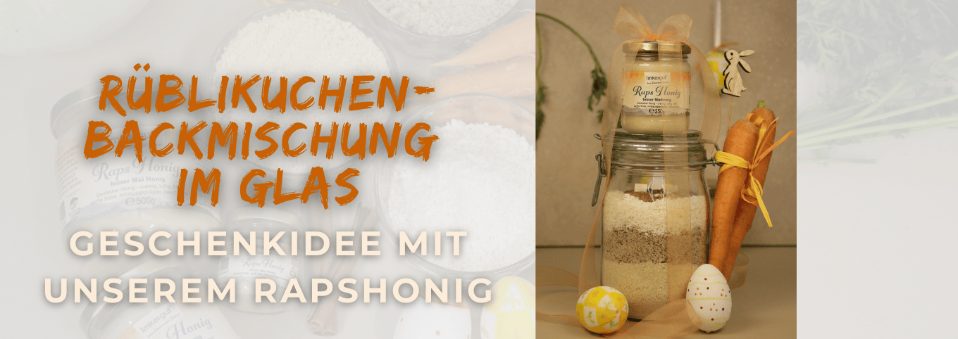 Verschiedene trockene Zutaten übereinander in einem Einmachglas geschichtet, dazu ein Glas Honig und zwei Möhren