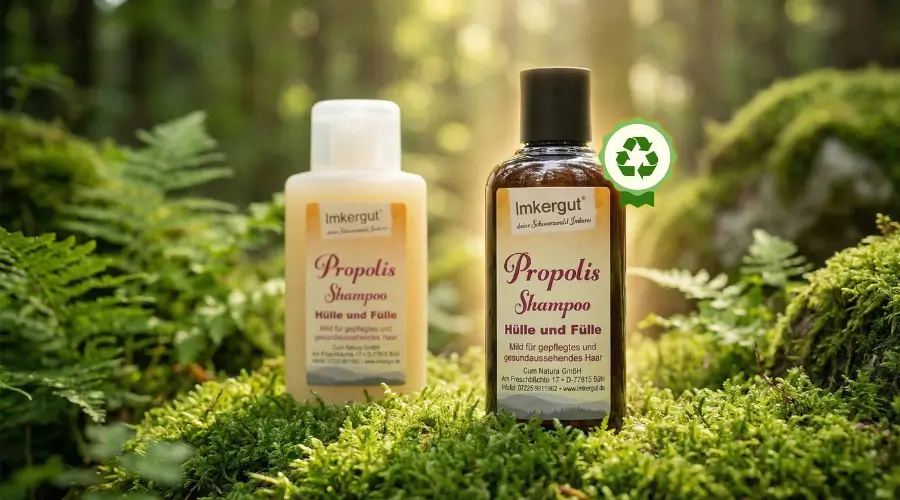 Zwei Flaschen Propolis-Shampoo in einer Waldumgebung, alte Flasche und neue Flasche im Vergleich