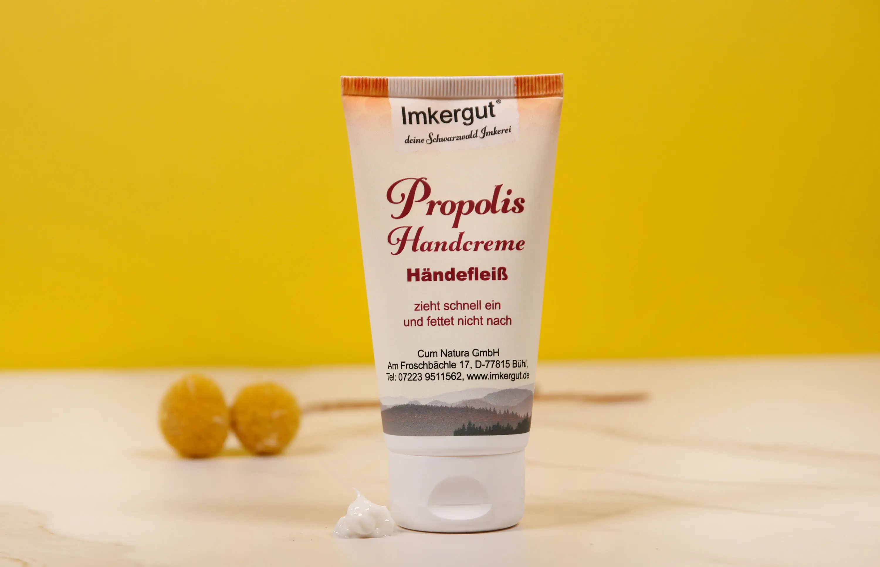 Produktfoto Handcreme vor gelbem Hintergrund