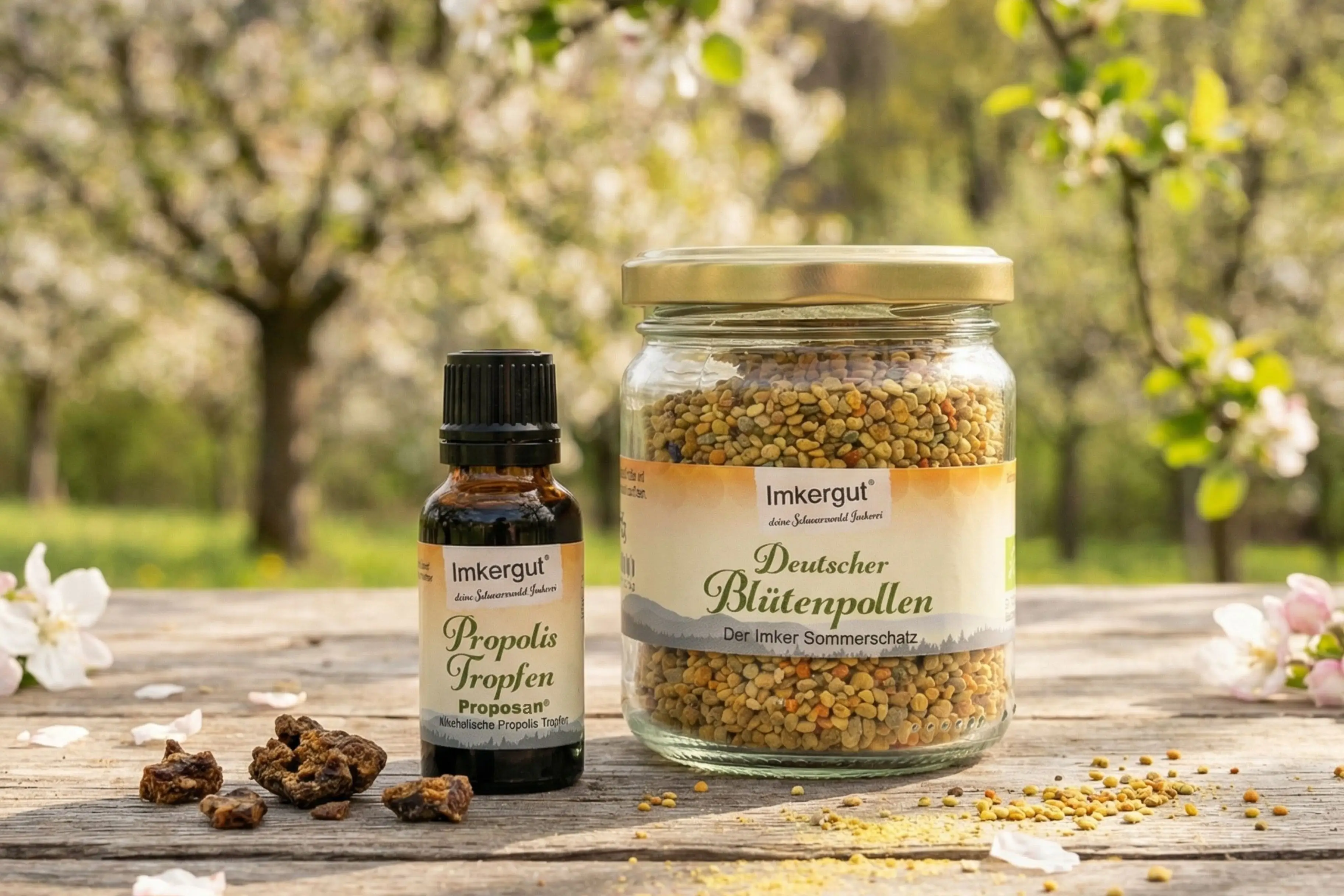 Eine Flasche Propolis-Tropfen und ein großes Glas Blütenpollen auf einem Tisch in der Natur