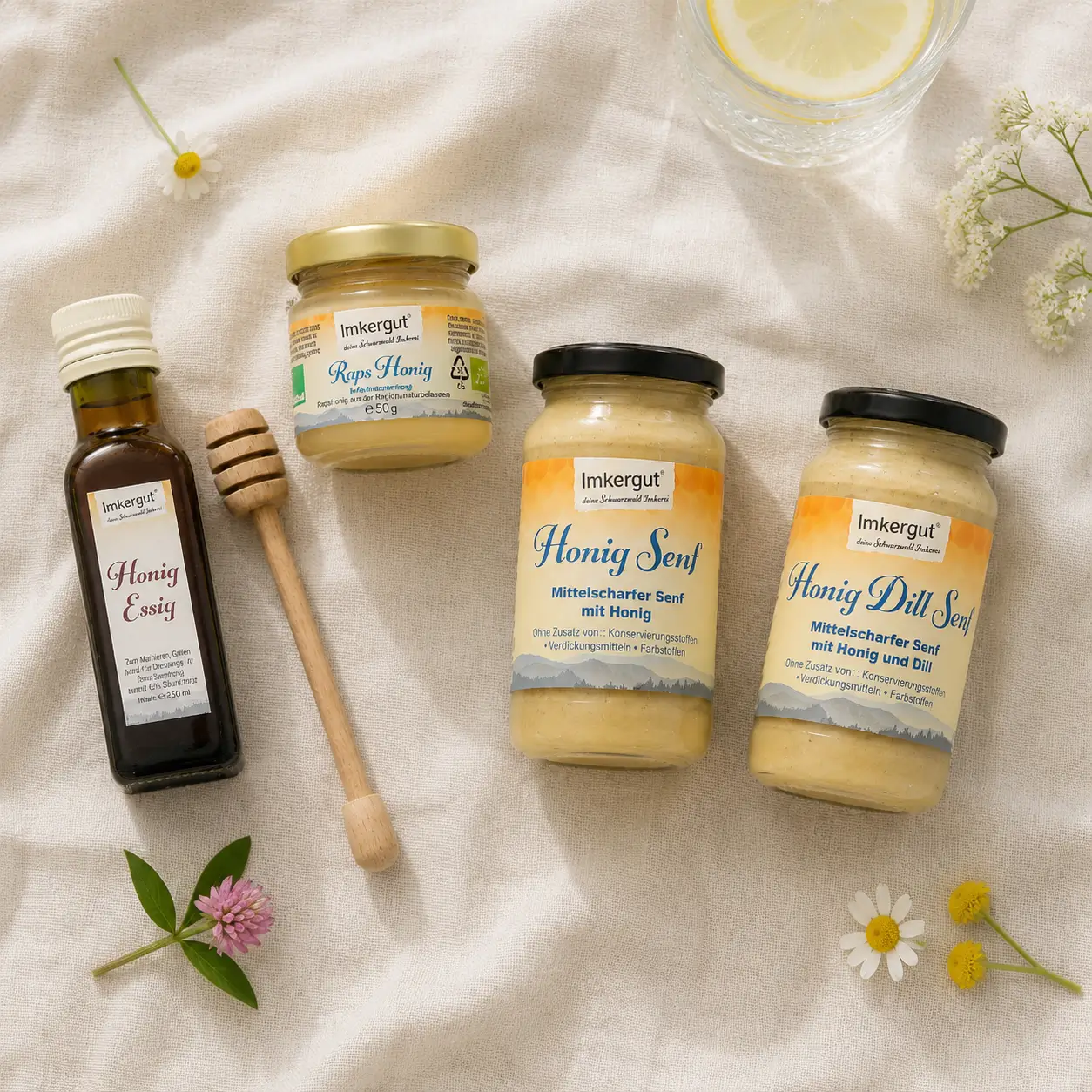 Set bestehend aus Honig-Essig, kleinem Rapshonig, Honig-senf und Honig-Dill-Senf sowie einem Mini-Holzhoniglöffel