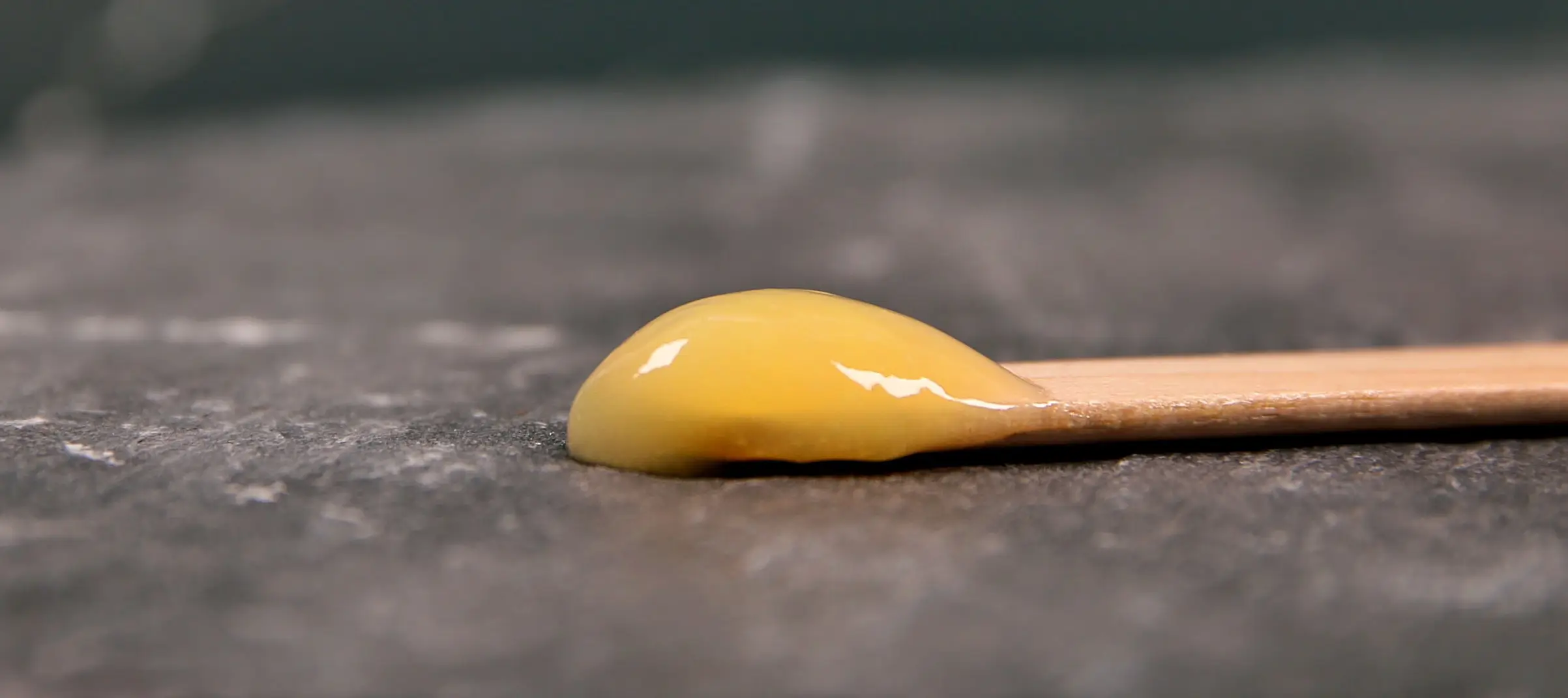 Pures Gelée Royale Pures Gelée Royale auf einem Holzspatel