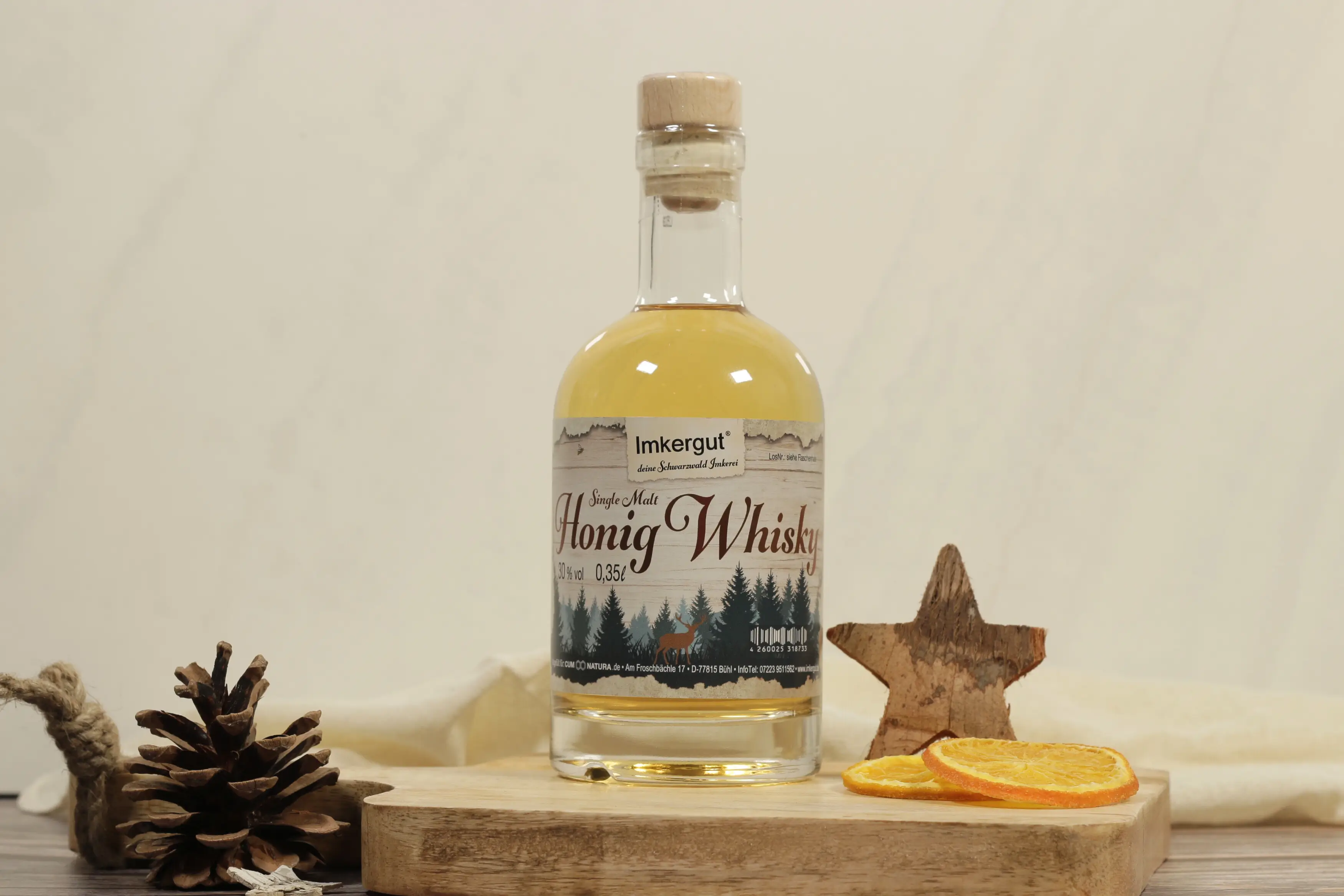 Eine Flasche Honigwhisky auf einem Holzbrett