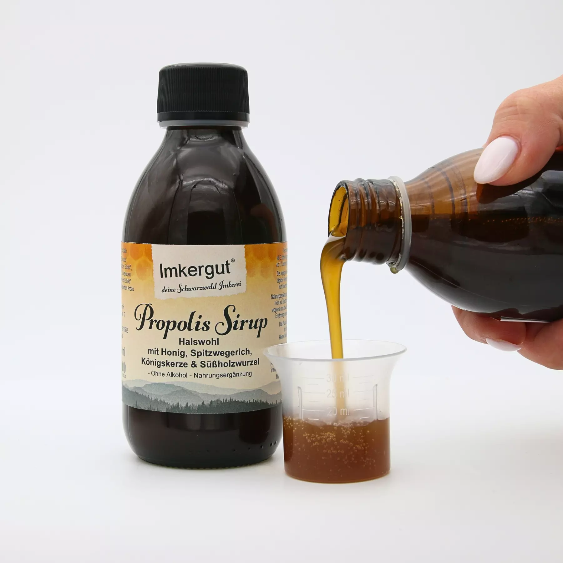 Propolis Sirup in Messbecher einschenken