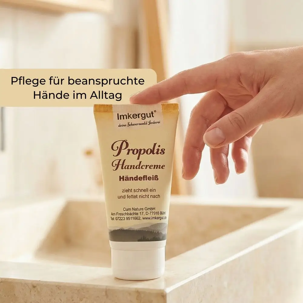 Hand greift nach Propolis Handcreme im Badezimmer, Anwendung fuer die taegliche Pflege trockener und beanspruchter Haende