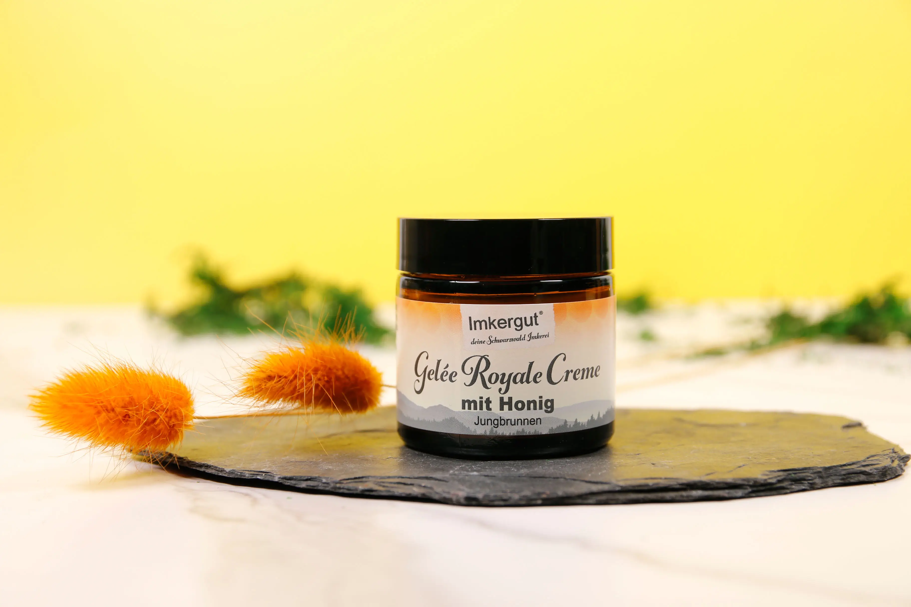 Gelee Royale Creme mit Honig mit gelben Hintergrund 