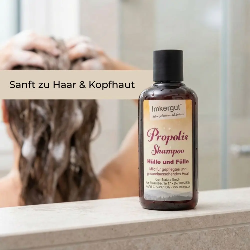 Eine Person wäscht sich die Haare unter der Dusche, im Vordergrund steht eine Flasche Propolis Shampoo, im Bild steht der Text „Sanft zu Haar & Kopfhaut“