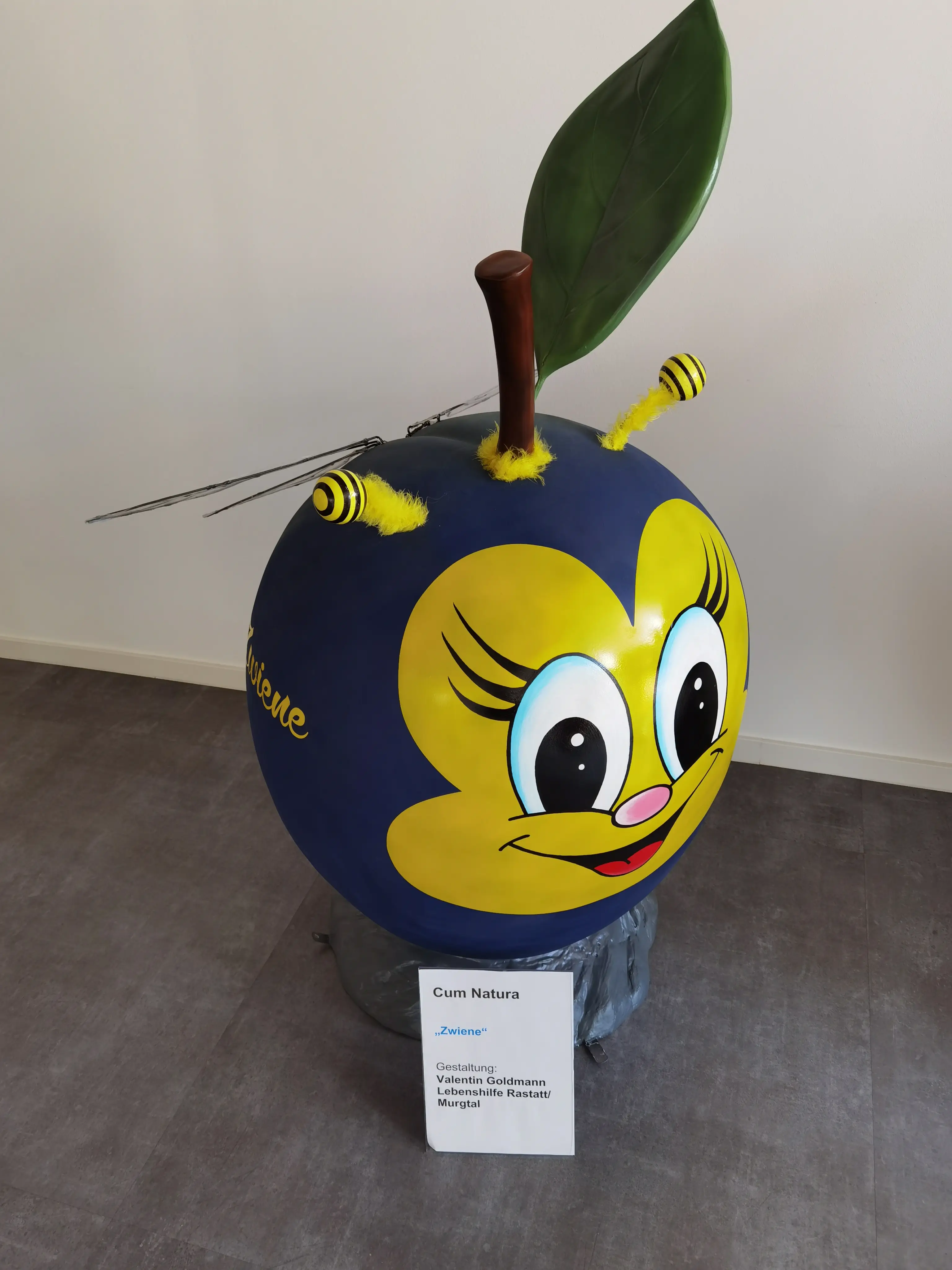 Von Mitarbeiter Valentin Goldmann bemalte Bühler Zwetschge im Bienenlook