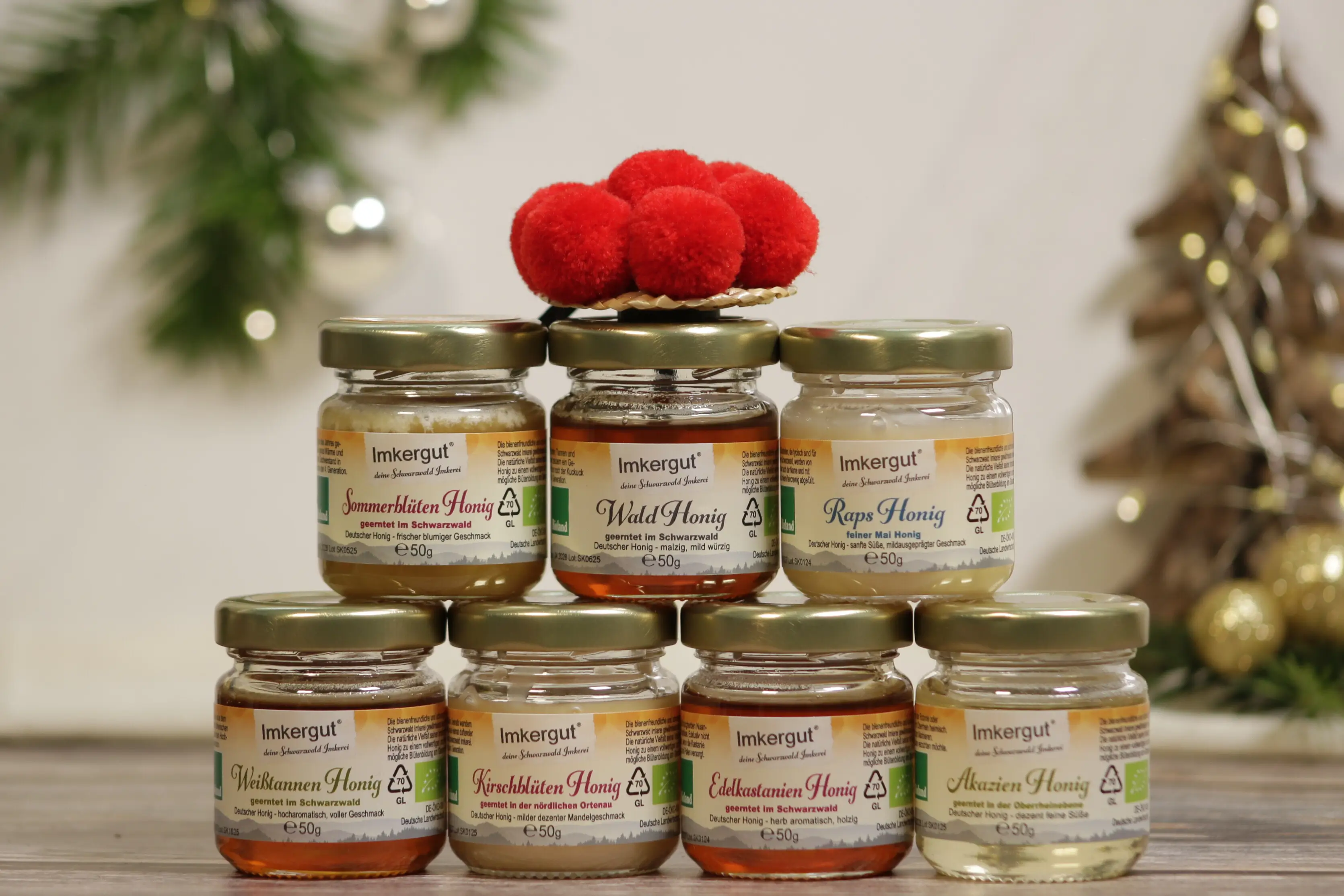 Sieben verschiedene Honigsorten in kleinen Gläschen aufeinander gestapelt