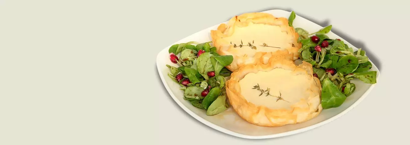 Tartelettes mit Ziegenkäse und Waldhonig auf Salat