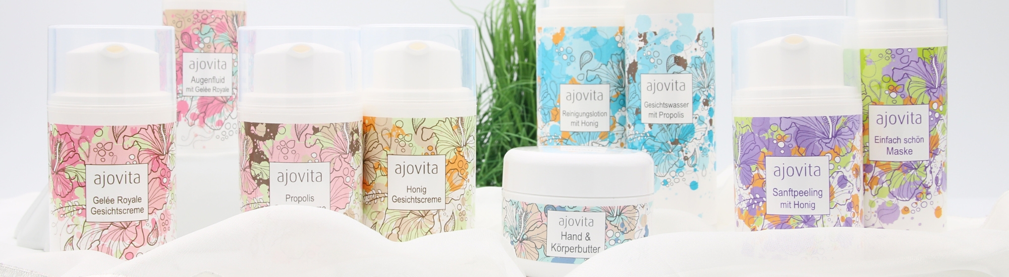 Verschiedene ajovita-Produkte nebeneinander auf einem weißen Tuch