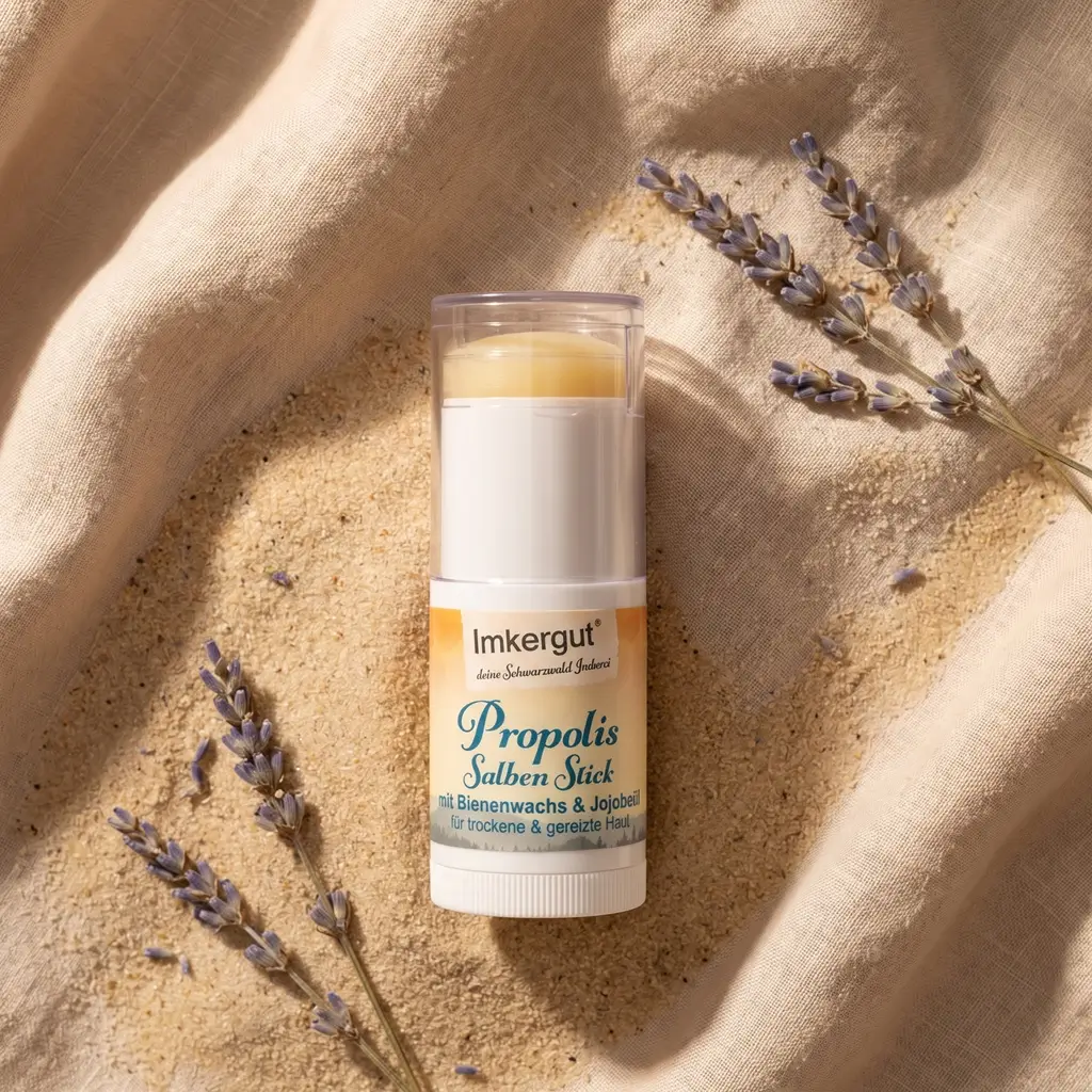 Propolis Salben Stick liegt im Sand 