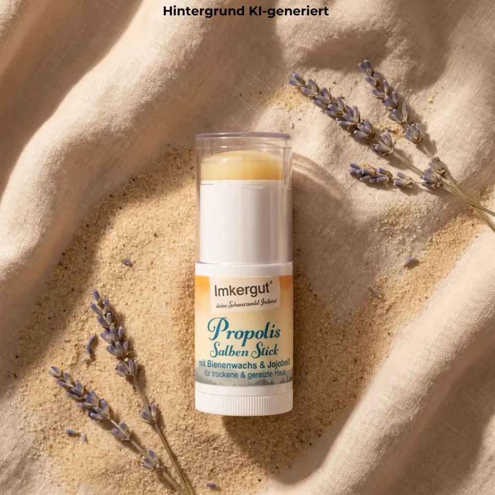 Propolis Salben Stick liegt im Sand 