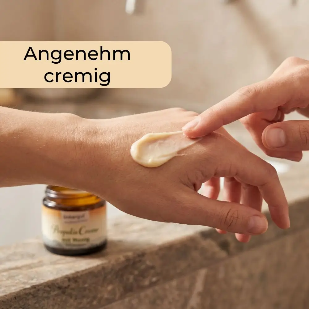 Propolis-Creme mit Honig auf der Hand
