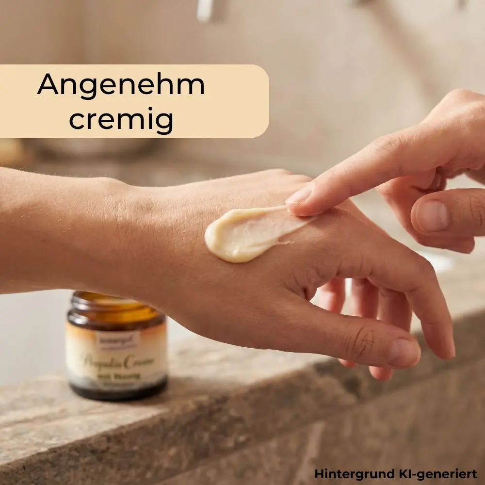Propolis-Creme mit Honig auf der Hand