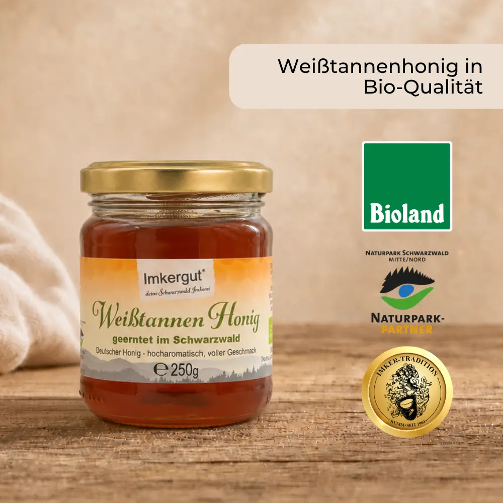 Weißtannenhonig steht auf Tisch. Nebendran sind verschiedene Siegel aufgeführt: Bioland, Naturparkpartner und Tradition seit 1904. Im Textfeld steht  Weißtannenhonig in Bio-Qualität