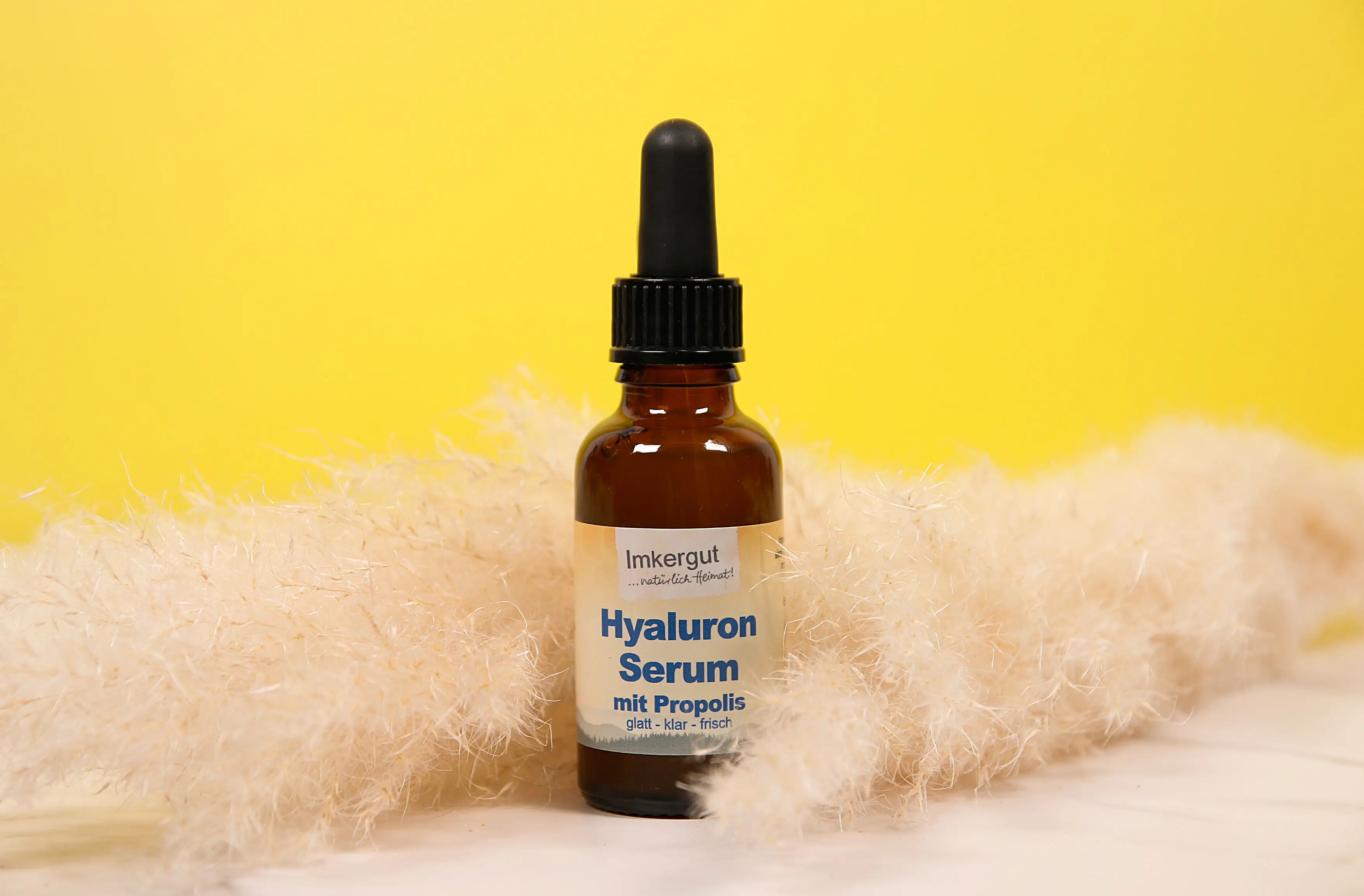 Hyaluron Propolis Serum mit gelben Hintergund 