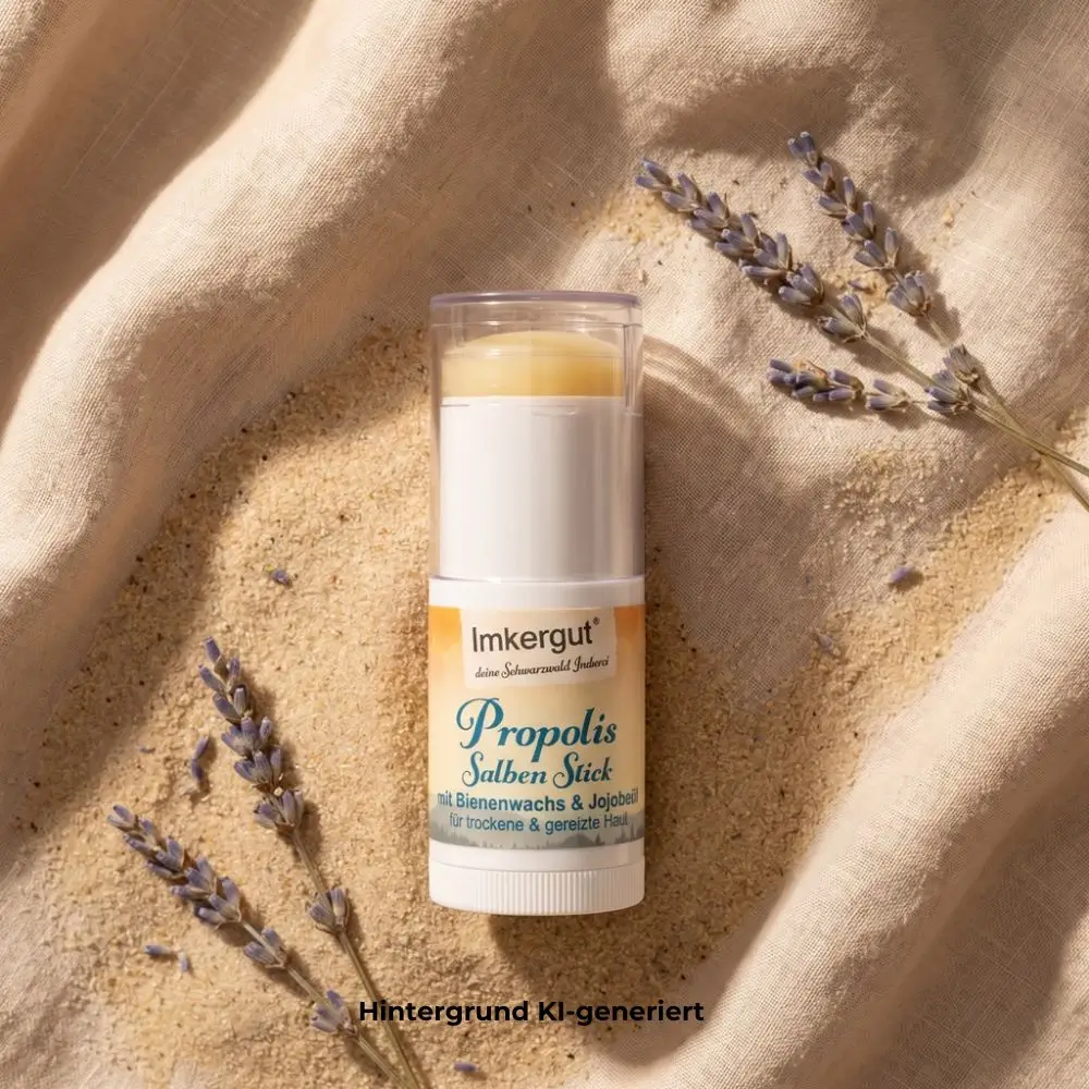 Propolis Salben Stick liegt mit Lavendel auf einem Tuch 