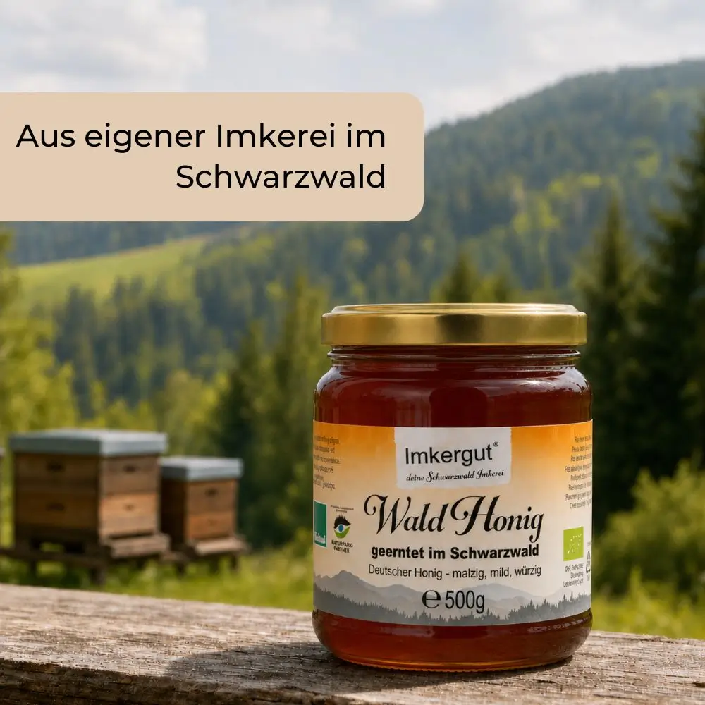 Imkergut Waldhonig 500g vor Schwarzwald-Landschaft mit Bienenstöcken, geerntet in eigener Imkerei im Schwarzwald.