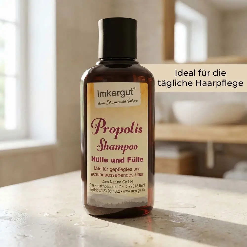 Eine Flasche Propolis Shampoo steht in einem hellen Badezimmer auf einer Steinoberfläche, im Bild steht der Text „Ideal für die tägliche Haarpflege“