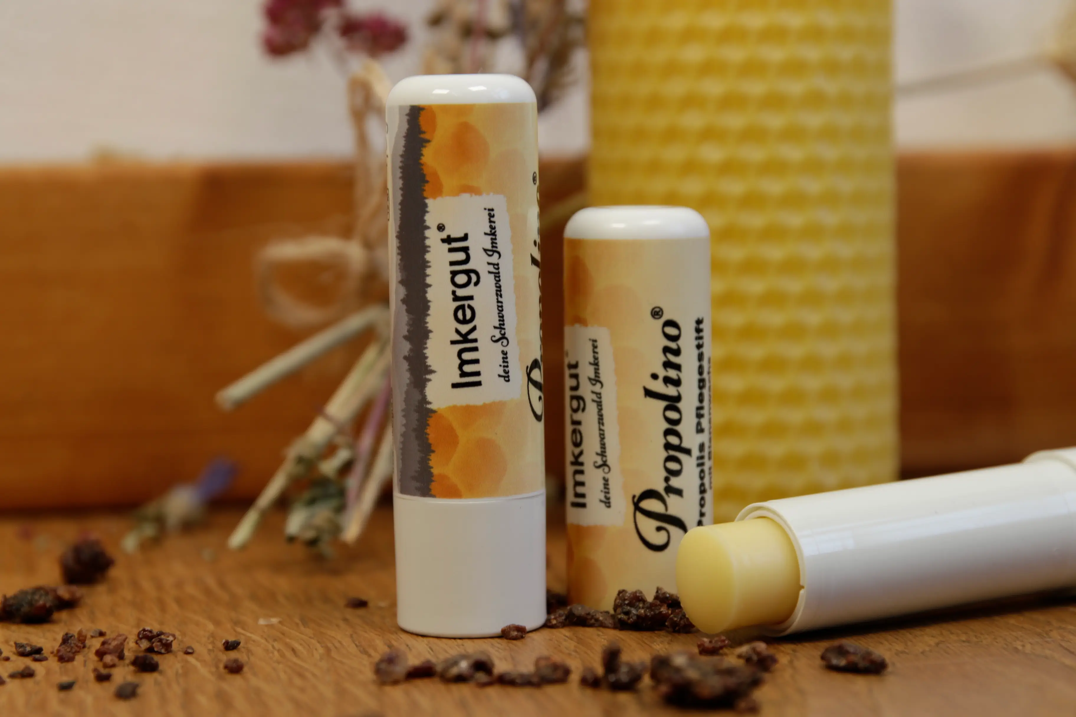 Lippenpflegestift Propolino geöffnet, Propolis verstreut