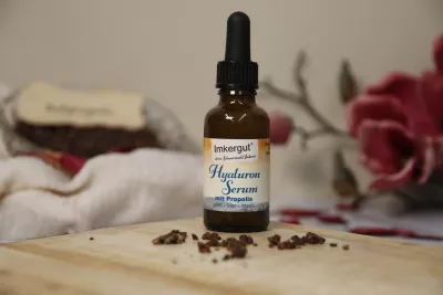 Hyaluron-Serum mit Propolis auf einem Holzbrett